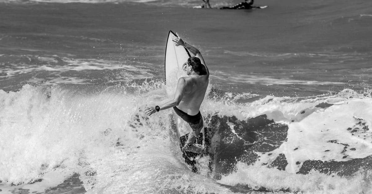 découvrez les techniques de surf essentielles pour améliorer votre équilibre, maîtriser les vagues et progresser rapidement, que vous soyez débutant ou surfeur confirmé.