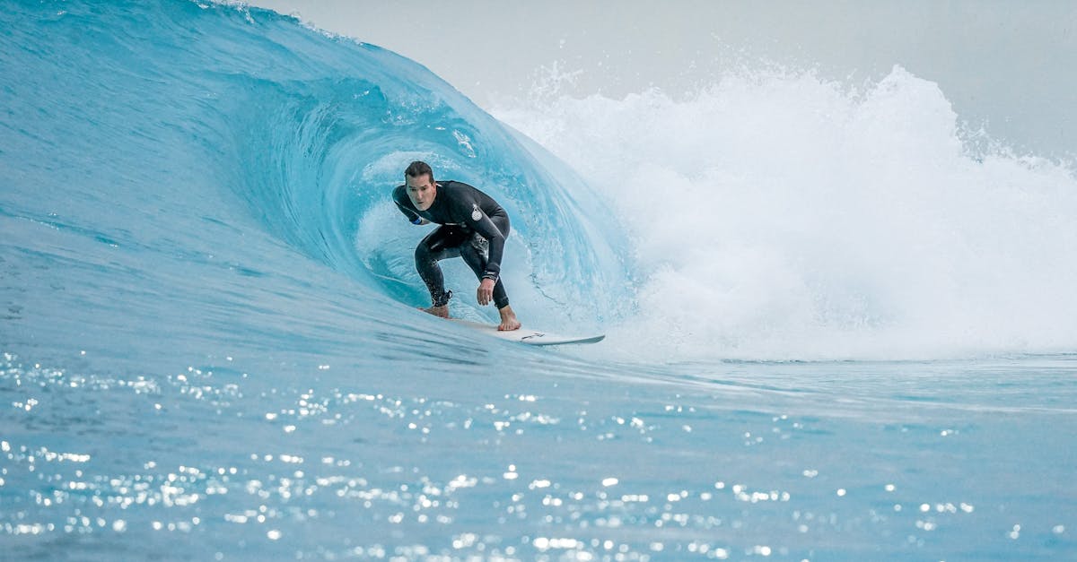 découvrez les techniques de surf essentielles pour améliorer votre équilibre, maîtriser les vagues et progresser rapidement, que vous soyez débutant ou surfeur confirmé.